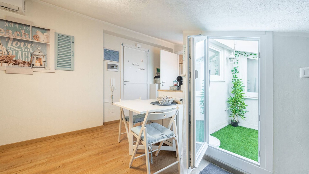 Decimomannu House | Holiday Home 'Al Chiaro Di Luna' with Balcony, Wi-Fi and Air Conditioning