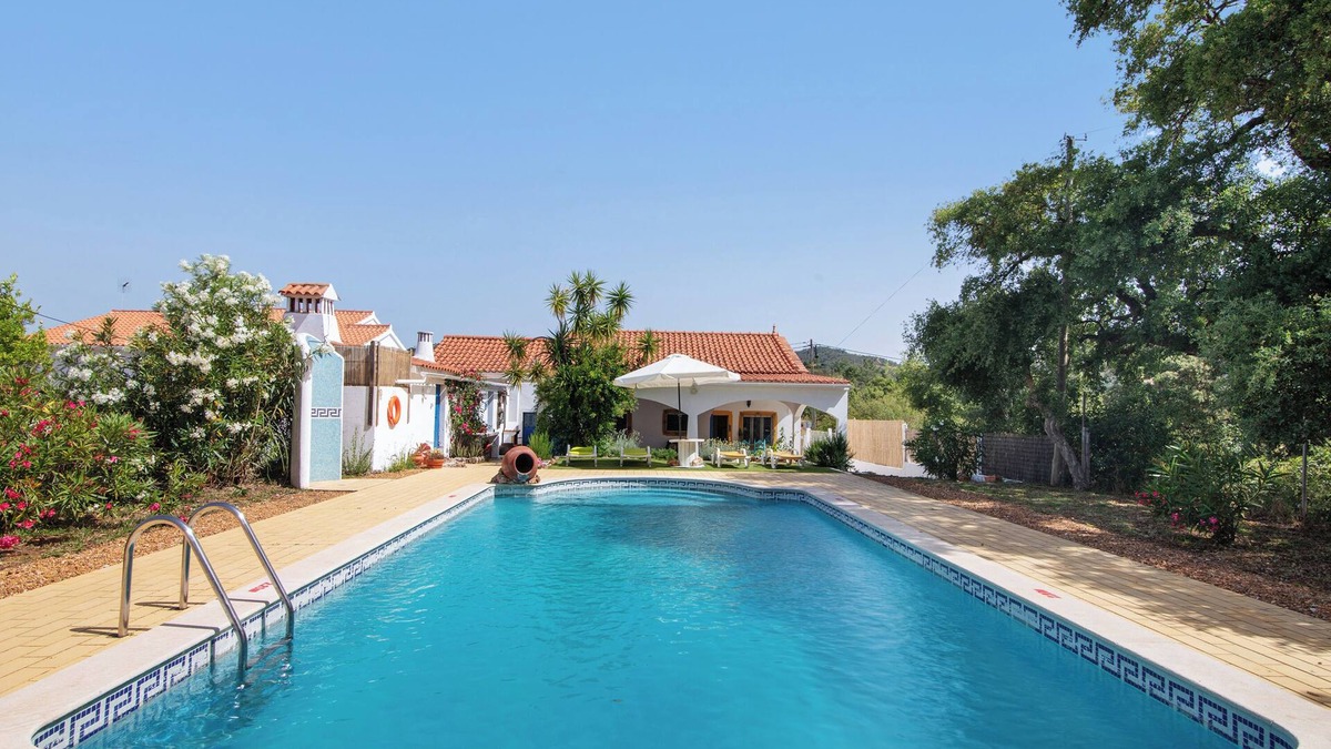Loule House | Holiday Home 'Alcaria' with Mountain View, Wi-Fi and Air Conditioning