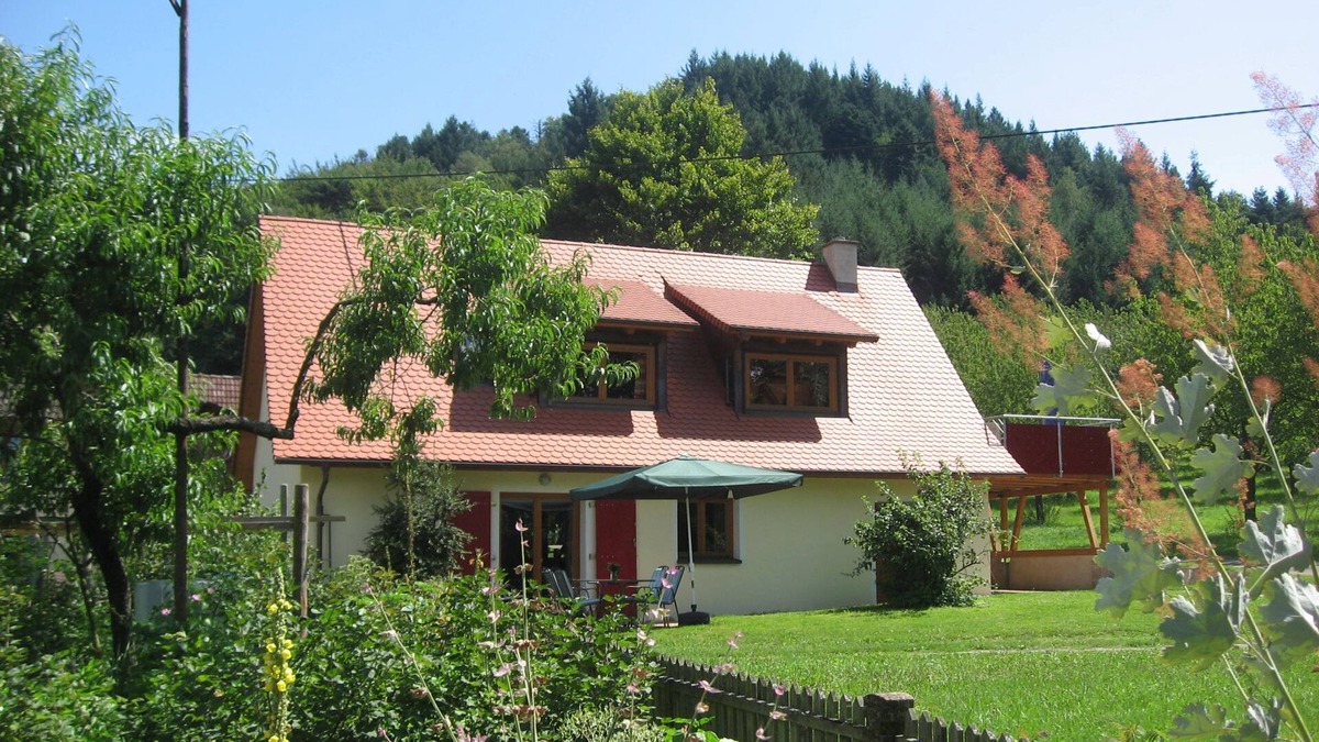 Grunern House | Holiday Home 'Am Kropbach' with Mountain View, Private Terrace and Wi-Fi