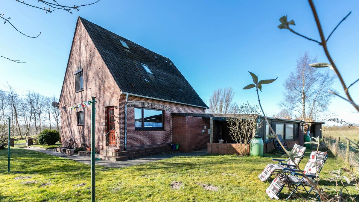 Offenbuttel House | Holiday Home 'Am Nord-Ostsee-Kanal' with Lake View, Shared Terrace and Wi-Fi
