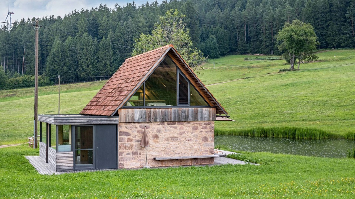 Oberreichenbach House | Holiday Home 'Am See Backhäusle' with Lake View, Large Terrace and Wi-Fi