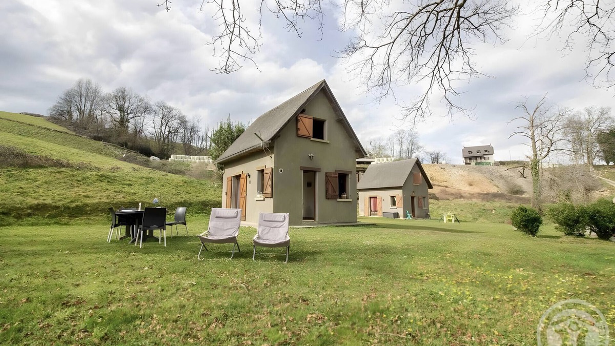 Peyrouse House | Holiday Home 'Anje' with Mountain View, Private Terrace and Wi-Fi