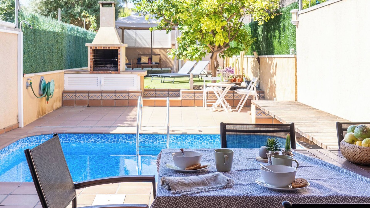 Calafell House | Holiday Home "Another Day in Paradise" with Mountain Views, Pool and Wi-Fi