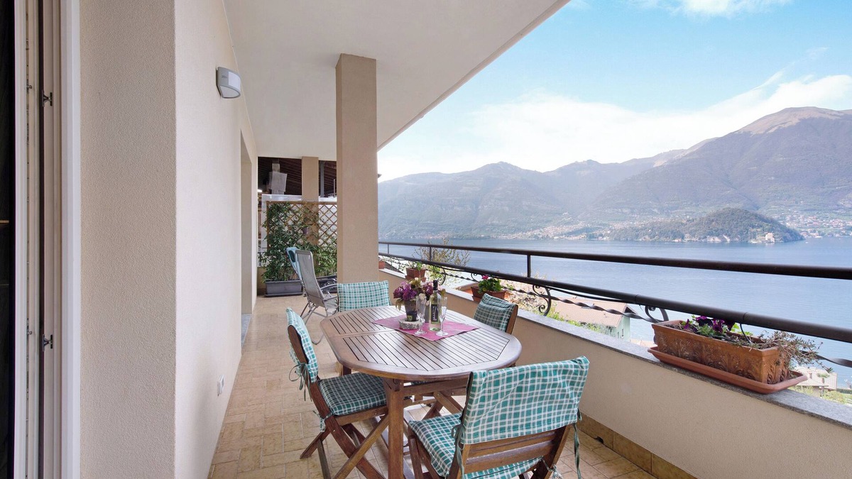 Lezzeno House | Holiday Home 'App Al Signorino Lake Bellagio' with Private Terrace, Wi-Fi and Air Conditioning