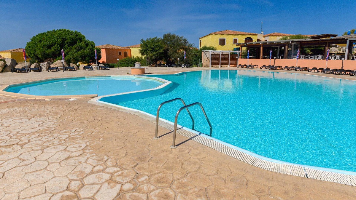 Aglientu House | Holiday Home 'Appartamento Residence Mirice' with Shared Pool, Wi-Fi and Air Conditioning