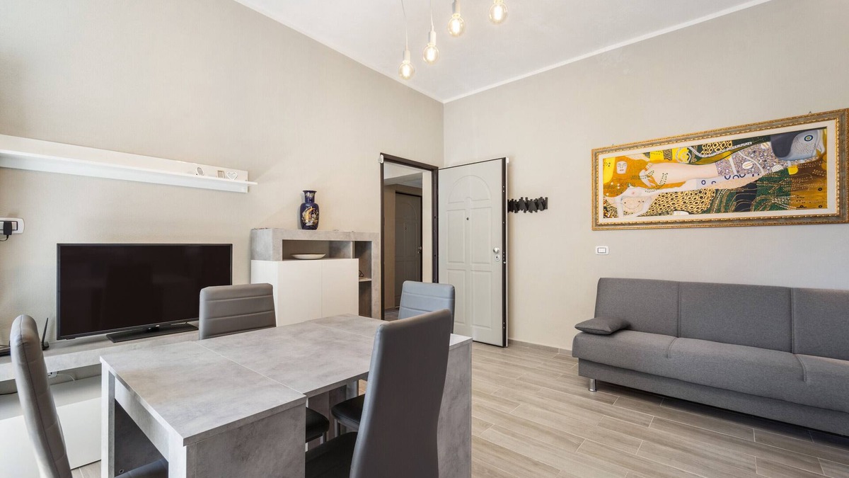 Carbonia House | Holiday Home 'Appartamento Elegante Carbonia' with Balcony, Wi-Fi and Air Conditioning