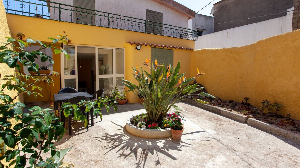 Irgoli Apartment | Holiday Home 'Appartamento Irgoli - Sardegna' with Patio, Wi-Fi and Air Conditioning