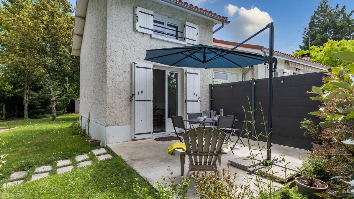 Vanxains Cottage | Holiday Home 'Au Chant Des Cigales' with Private Terrace