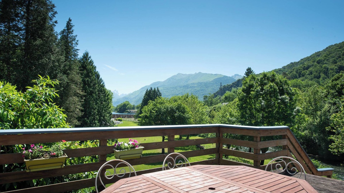 Castet House | Holiday Home 'Au Pied Du Pic Du Midi' with Mountain View, Private Terrace and Private Garden