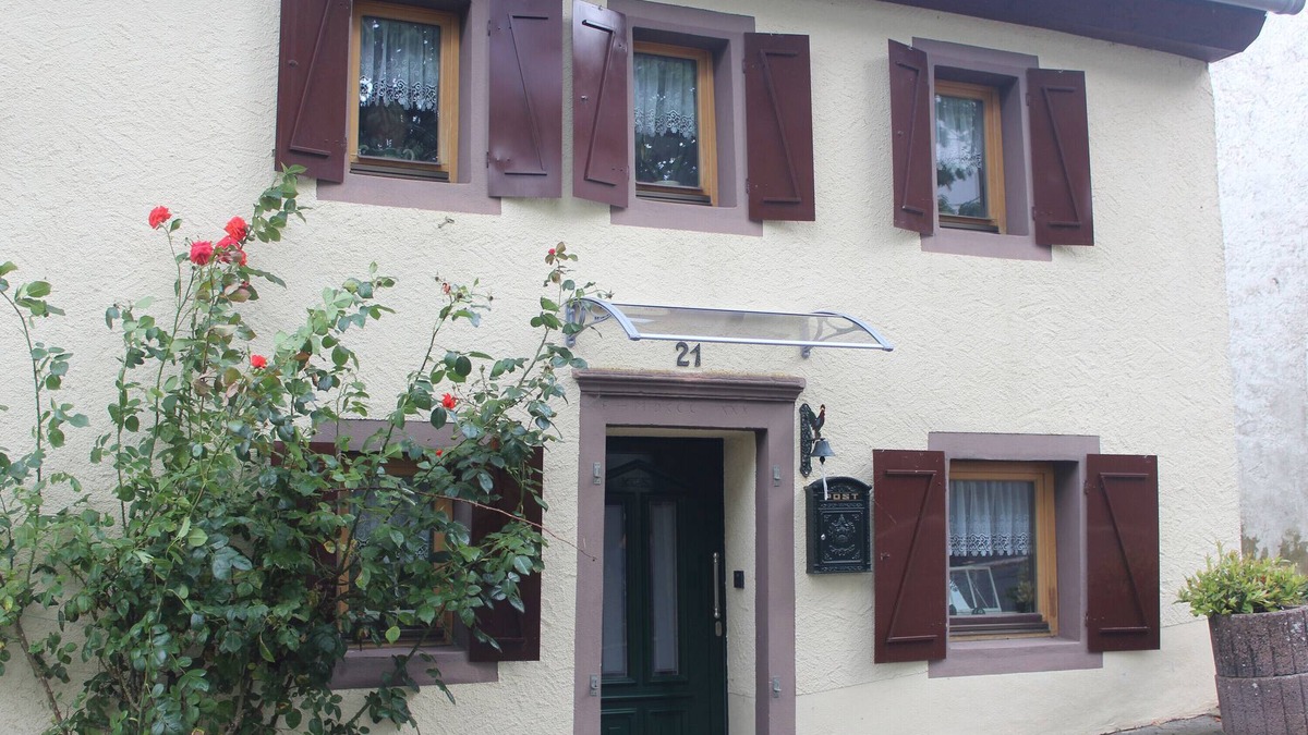Krautscheid House | Holiday Home 'Auf Dem Knapp' with Private Terrace, Private Garden and Wi-Fi