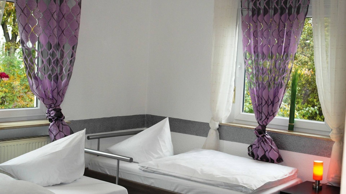 Laupheim House | Holiday Home 'Bailey' with Private Garden, Balcony and Wi-Fi