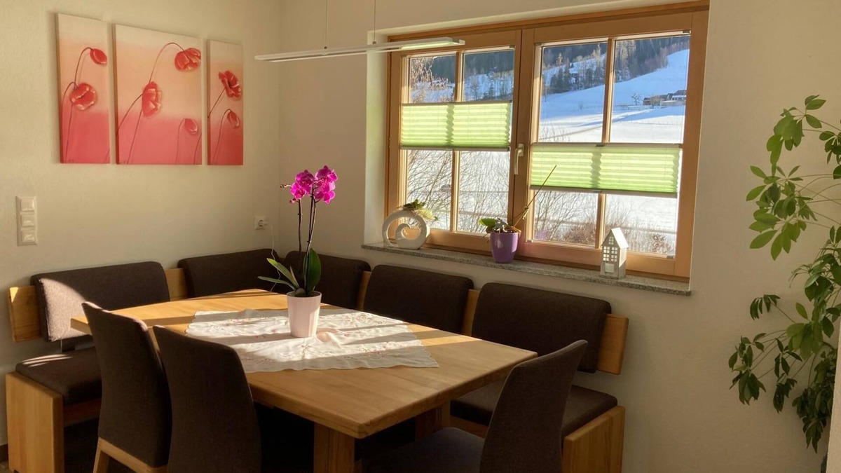 Falkenburg House | Holiday Home 'Bei Schönwetter' with Mountain View, Private Terrace and Wi-Fi