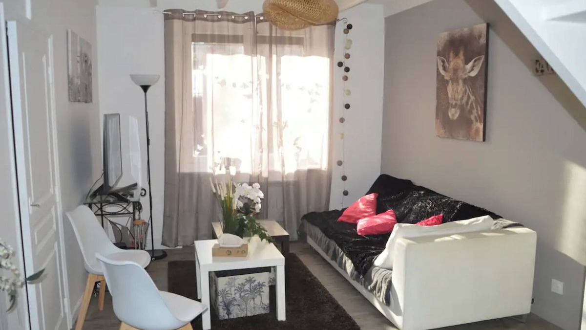 Pelussin House | Holiday Home 'Belle Maison De Village Avec Jardin' with Private Terrace, Private Garden and Wi-Fi