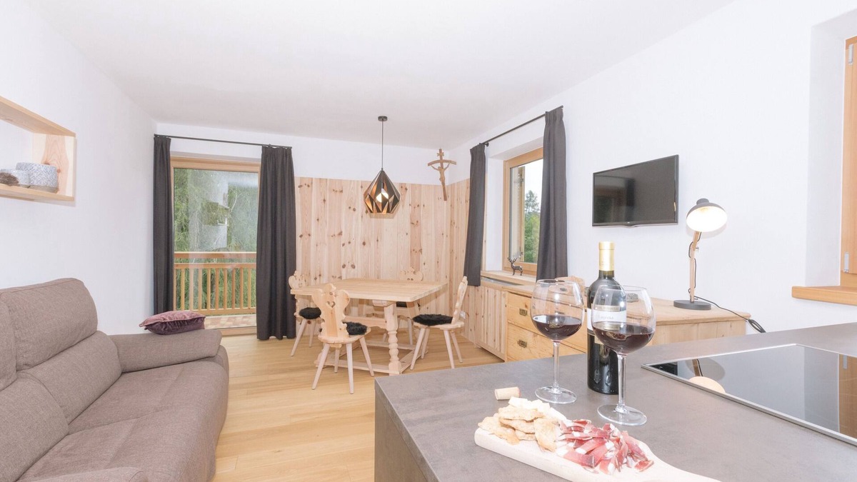 Aldino Apartment | Holiday Home “Berg Wieserhof” with Mountain View, Balcony and Shared Garden