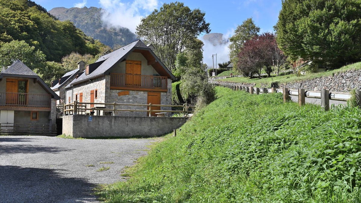 Aragnouet House | Holiday Home 'Bergerie Route De Piau Engaly' with Mountain View, Terrace and Garden