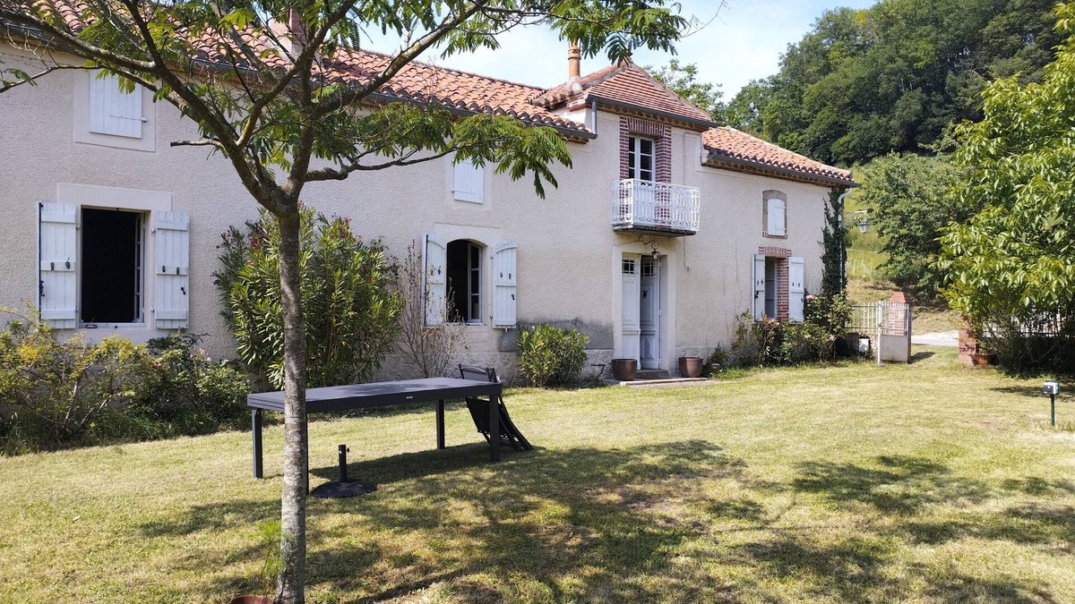 Malabat House | Holiday Home 'Blousson' with Mountain View, Private Pool and Wi-Fi