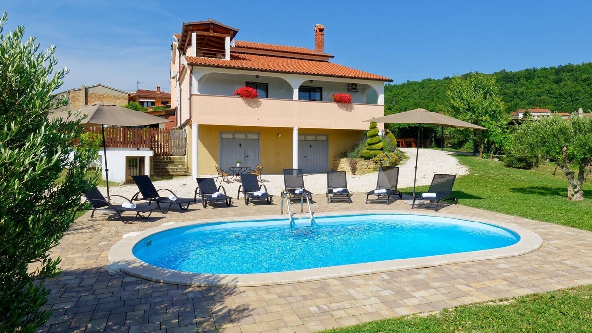 Pagubice House | Holiday Home Brajdice - Five Bedroom Holiday Home with Pool