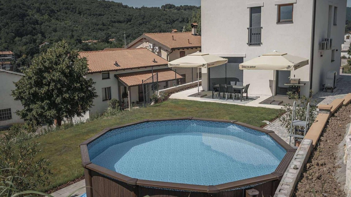Ajdovscina Villa | Holiday Home Brje with a Seasonal pool