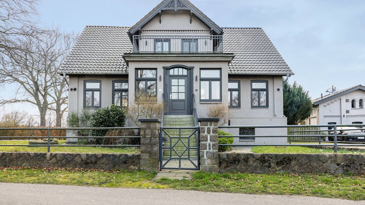 Delingsdorf House | Holiday Home 'Buchenhof' with Private Terrace, Private Garden and Wi-Fi