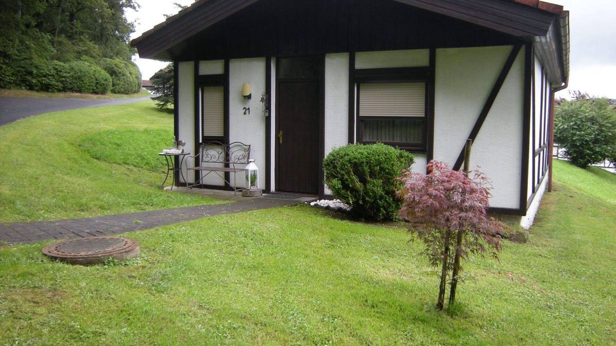 Dipperz House | Holiday Home 'Bungalow 21' with Shared Garden and Wi-Fi