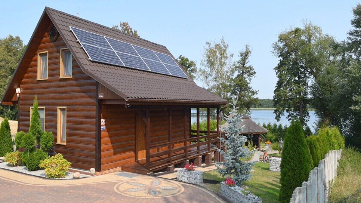 Lubna House | Holiday Home by Lake in Nowa Wioska