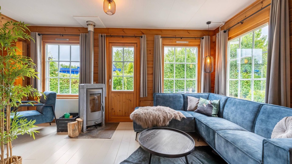 Kropswolde House | Holiday Home by Zuidlaardermeer with Jetty