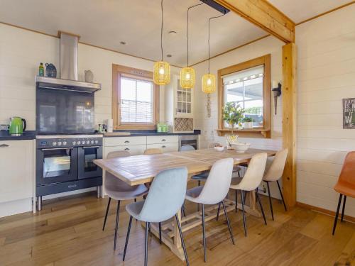 Kropswolde House | Holiday Home by Zuidlaardermeer Jetty, cleaning included