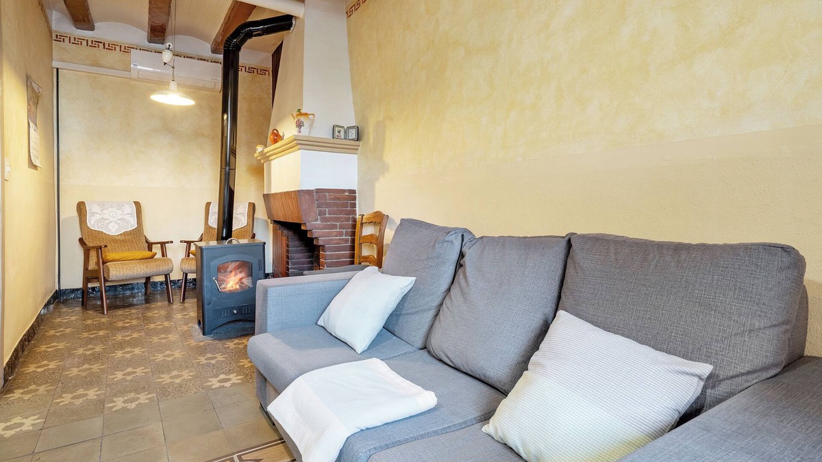 Tivissa House | Holiday Home 'Ca Cedó' with Shared Terrace, Wi-Fi and Air Conditioning