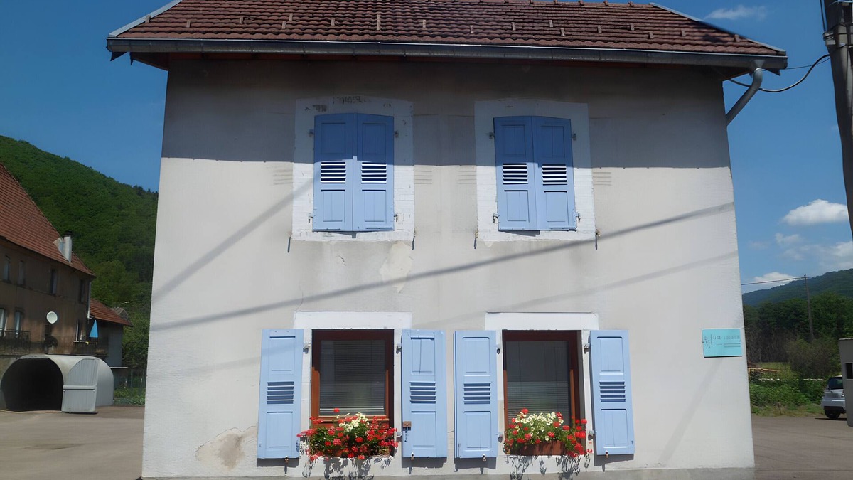Servance-Miellin House | Holiday Home 'Charmante Maison Les Volets Bleus' with Private Garden and Wi-Fi