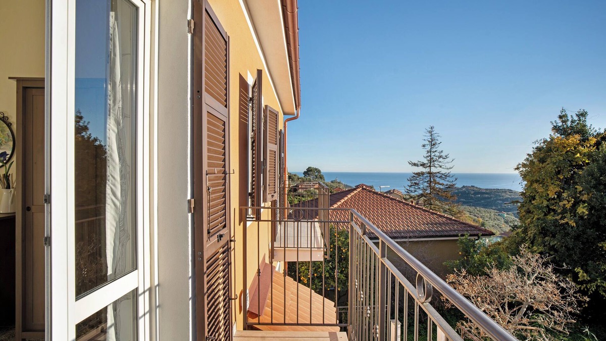 Civezza House | Holiday Home 'Ca' Del Sole' with Sea View, Private Garden and Wi-Fi