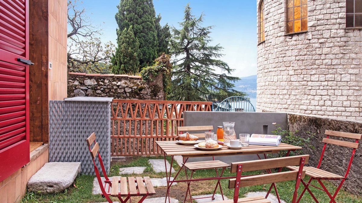 Laveno House | Holiday Home 'Cadepaia Lago Maggiore' with Lake View, Wi-Fi and Air Conditioning