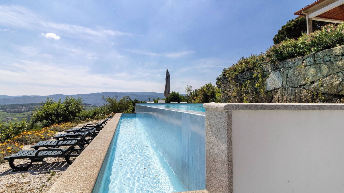Molares House | Holiday Home 'Casa Cerdeirinhas De Basto' with Mountain View, Private Pool and Wi-Fi