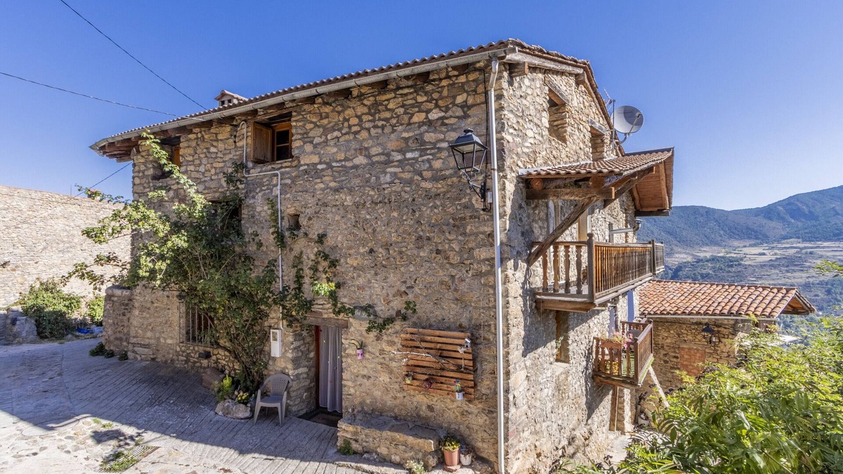 Ansovell House | Holiday Home "Cal Barral" with Mountain View, Balcony & Wi-Fi