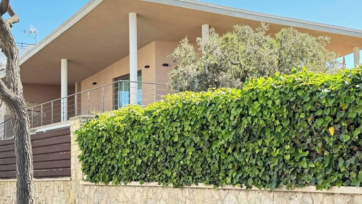 Can Pastilla House | Holiday Home 'Cala Estancia' with Private Terrace, Wi-Fi and Air Conditioning