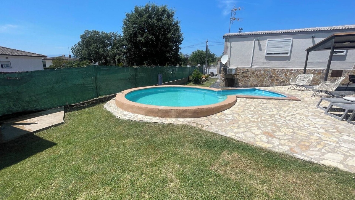 Sils House | Holiday Home 'Can Dennis' with Private Pool, Wi-Fi and Air Conditioning