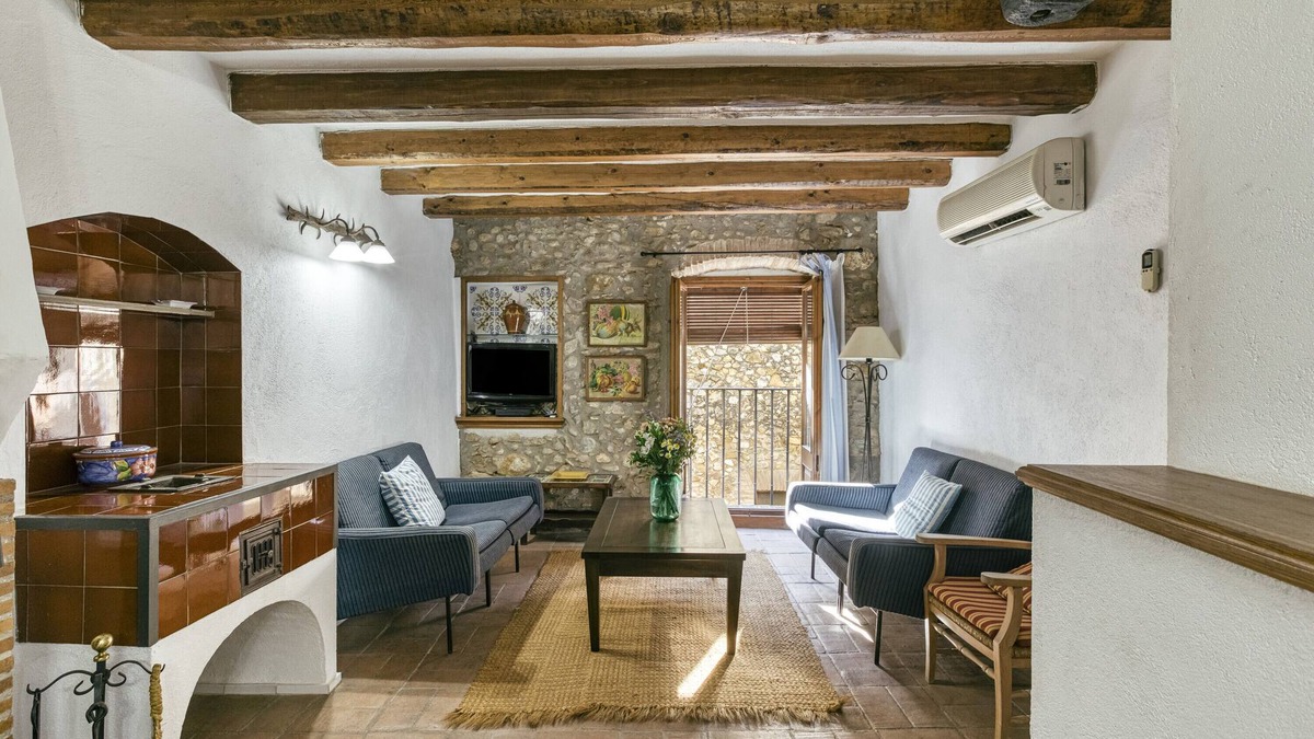 Montiro House | Holiday Home 'Can Roca' with Private Terrace, Wi-Fi and Air Conditioning