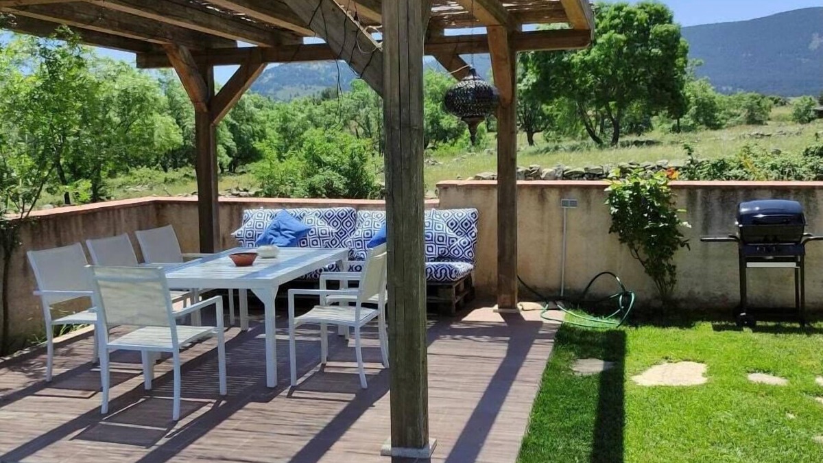 Santiuste de Pedraza House | Holiday Home 'Canteo' with Mountain View, Private Pool and Wi-Fi