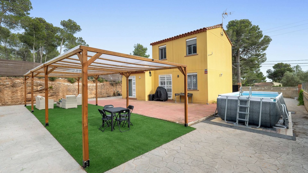 Cabra del Camp House | Holiday Home 'Casa Scarlet' with Private Terrace, Private Garden and Wi-Fi