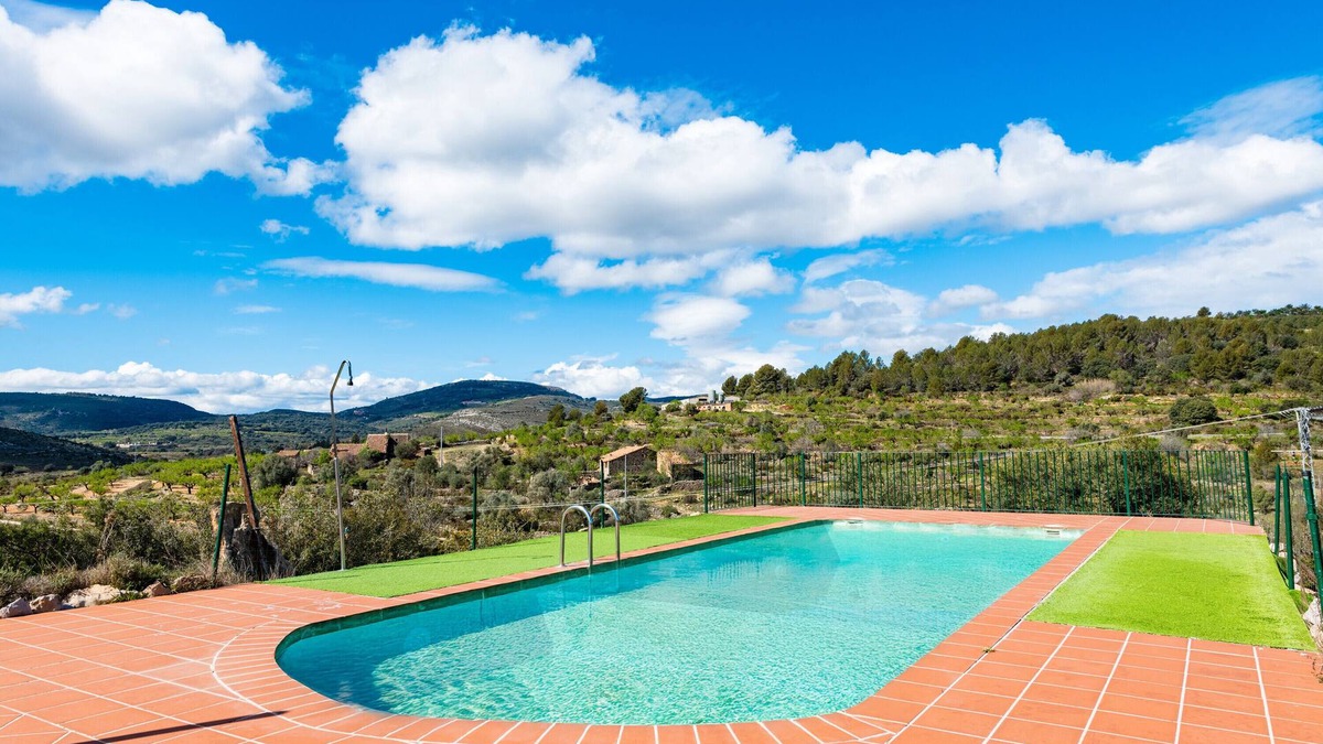 Vilar de Canes House | Holiday Home 'Casa Relax' with Mountain View, Shared Pool and Wi-Fi
