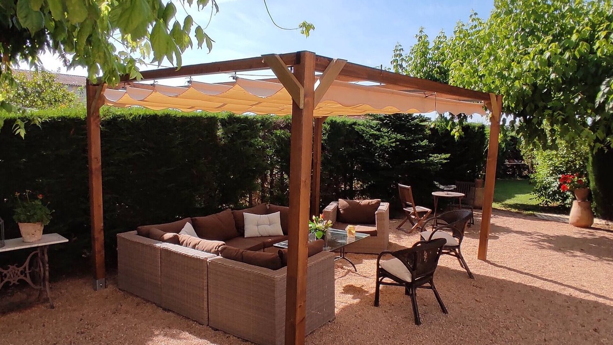 Vilobi d'Onyar House | Holiday Home "Casa Rural Can Abres" with Pool, Garden & Wi-Fi