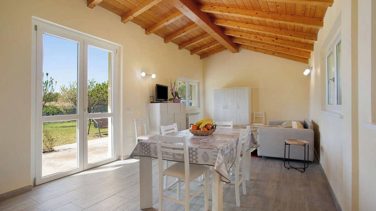 Lurate Caccivio House | Holiday Home Casina Bianca with Garden, BBQ & Wi-Fi