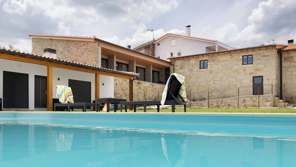Valpacos House | Holiday Home 'Casa Da Marquinhas' with Mountain View, Pool, Wi-Fi and Air Conditioning