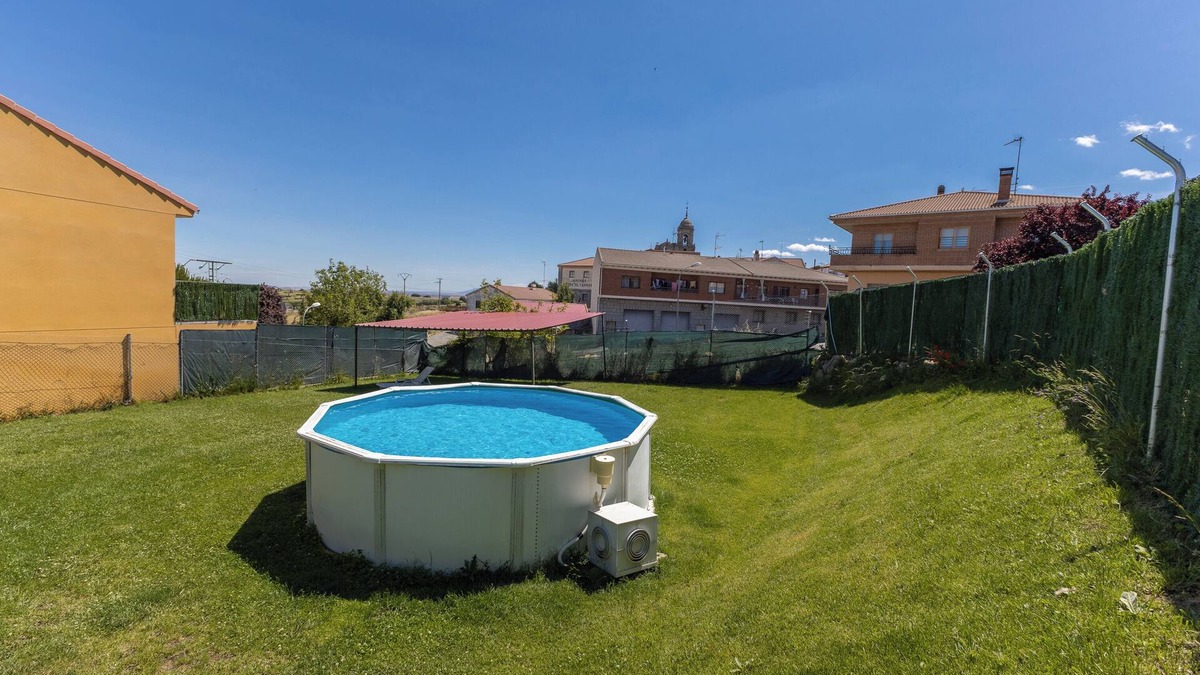 Villacastin House | Holiday Home 'Casa Alval' with Mountain View, Wi-Fi and Air Conditioning