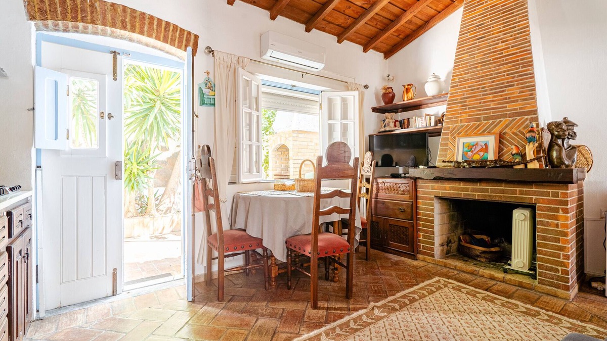 Beja House | Holiday Home 'Casa Da Guia' with Private Garden, Wi-Fi and Air Conditioning
