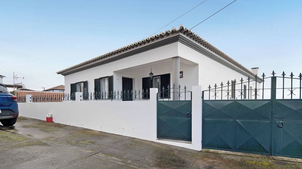 Angra do Heroismo House | Holiday Home 'Casa Das Hortênsias' with Sea View, Private Terrace and Wi-Fi