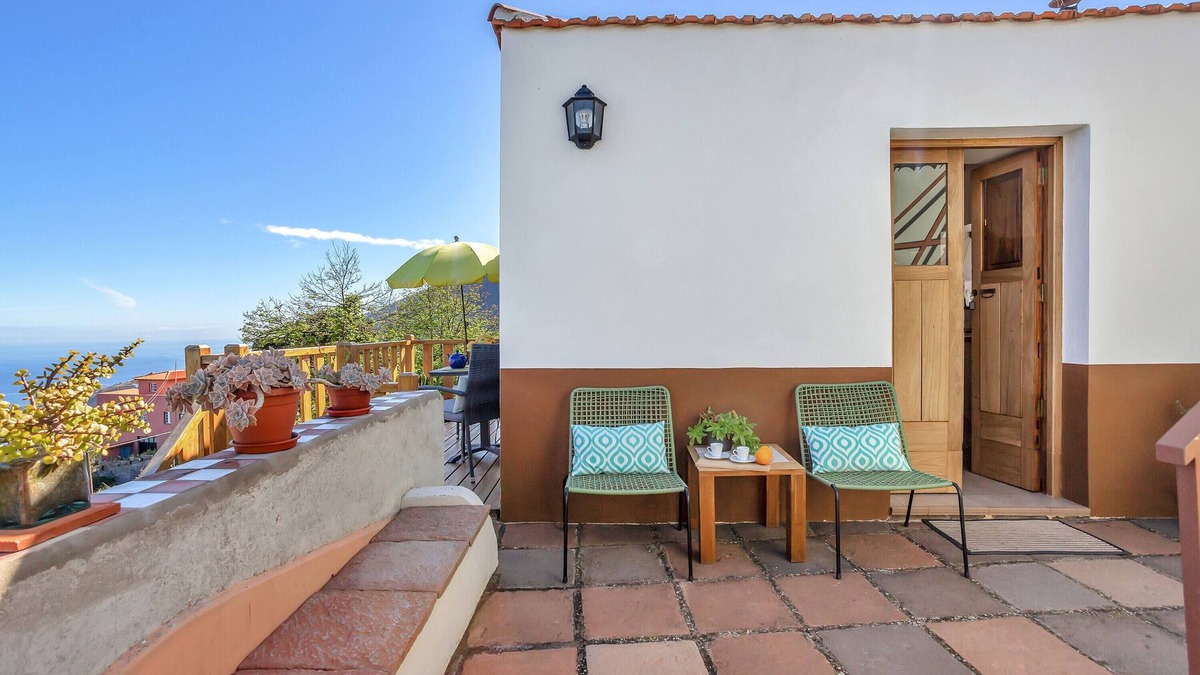 La Orotava House | Holiday Home Casa de Teja with Sea View, Mountain View, Wi-Fi, Terrace & Garden; Pet-friendly