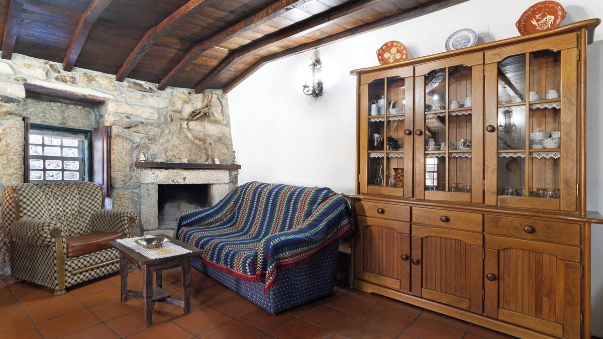 Rossas House | Holiday Home 'Casa Do Boticas' with Mountain View, Shared Pool and Wi-Fi