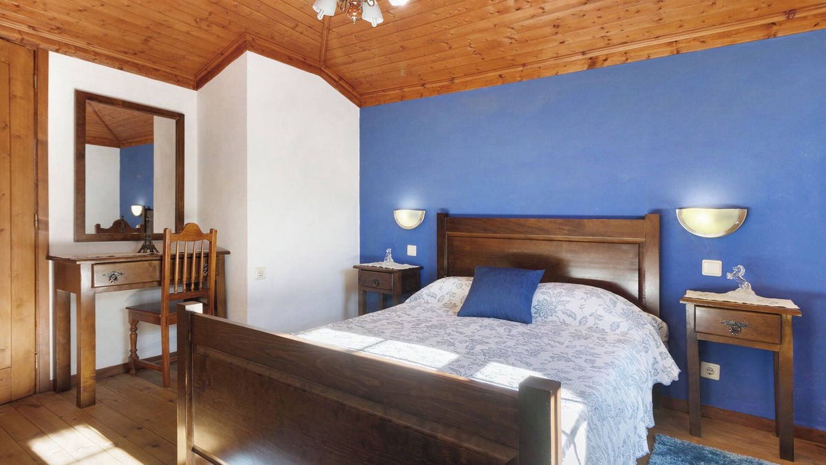 Rossas House | Holiday Home 'Casa Do Boticas' with Mountain View, Shared Pool and Wi-Fi