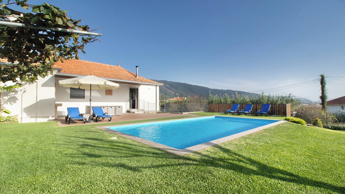 Carreco House | Holiday Home 'Casa Do Cato' with Sea View, Wi-Fi and Air Conditioning