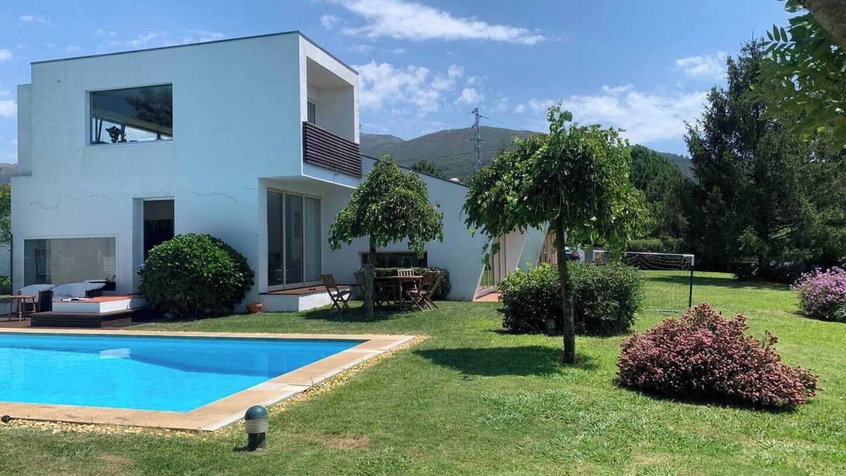 Vila Nova de Cerveira House | Holiday Home 'Casa Dos Silêncios - Paz E Natureza' with Mountain View, Pool and Wi-Fi